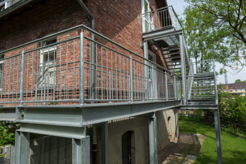 Fluchttreppe / Feuertreppe aus Metall feuerverzinkt