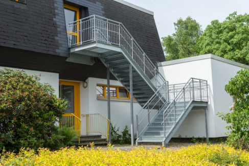Fluchttreppe / Feuertreppe aus Metall feuerverzinkt