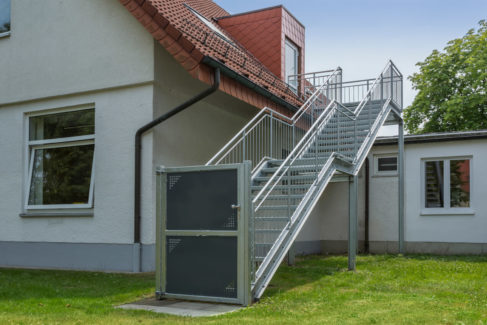 Fluchttreppe / Feuertreppe aus Metall feuerverzinkt