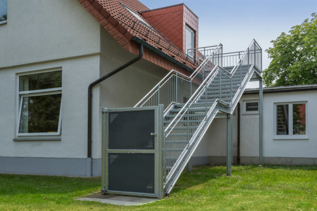 Fluchttreppe / Feuertreppe aus Metall feuerverzinkt