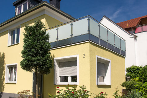 Balkon aus Glas und Edelstahl