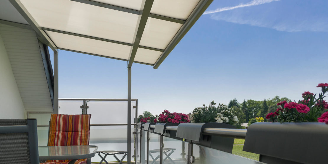 Balkon aus Glas und Edelstahl