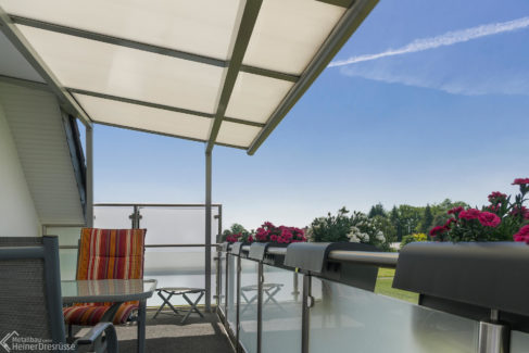 Balkon aus Glas und Edelstahl