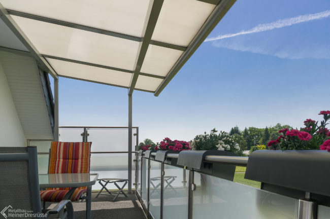 Balkon aus Glas und Edelstahl