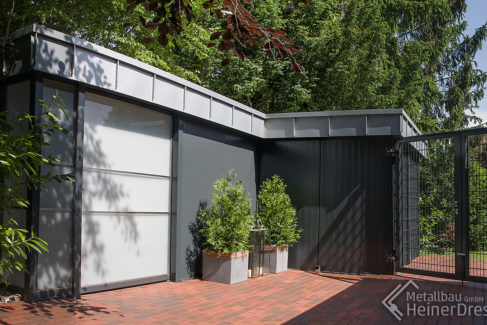 Pavillon aus Glas und Edelstahl pulverbeschichtet