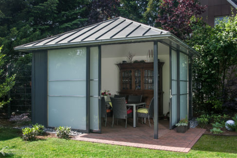 Pavillon aus Glas und Edelstahl pulverbeschichtet