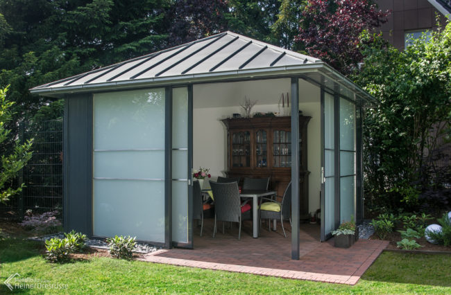 Pavillon aus Glas und Edelstahl pulverbeschichtet