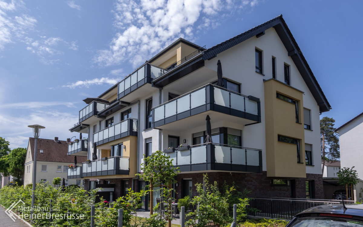 Balkongeländer aus Stahl und Milchglas