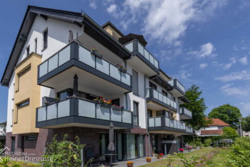 Balkongeländer aus Stahl und Milchglas