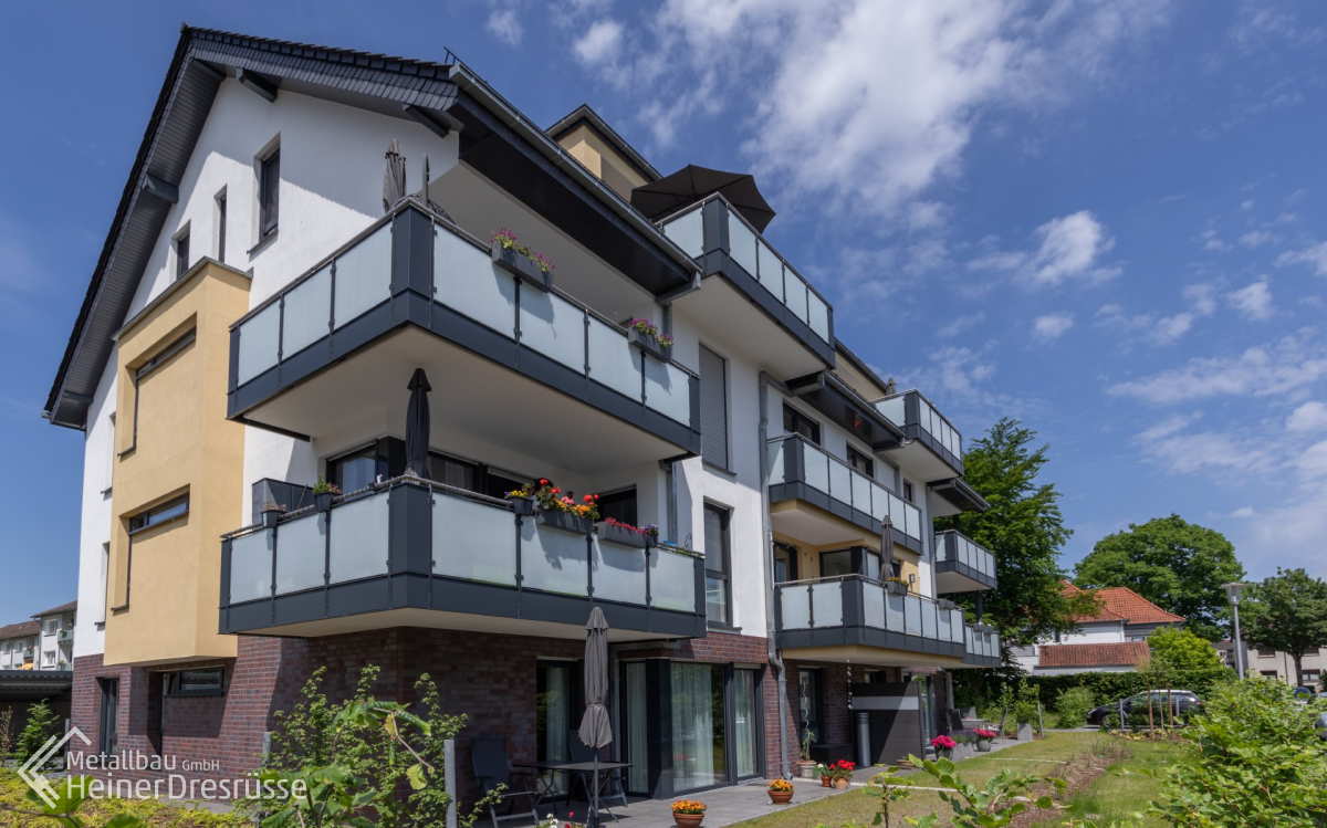 Balkongeländer aus Stahl und Milchglas
