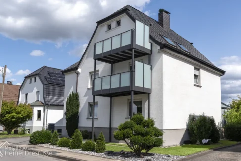 Balkon 27: Stahl feuerverzinkt und pulverbeschichtet mit Füllungen aus mattiertem Glas