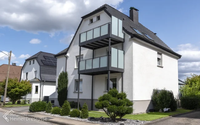 Balkon 27: Stahl feuerverzinkt und pulverbeschichtet mit Füllungen aus mattiertem Glas