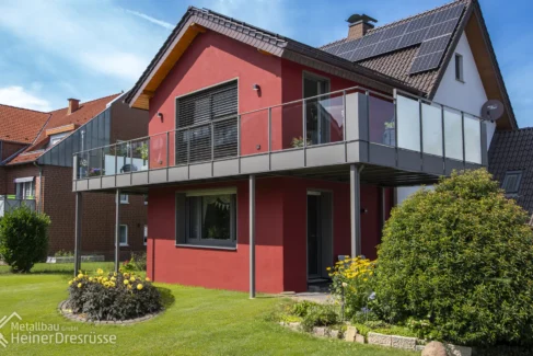 Vorstellbalkon aus Stahl feuerverzinkt und pulverbeschichtet mit Geländer aus Glas