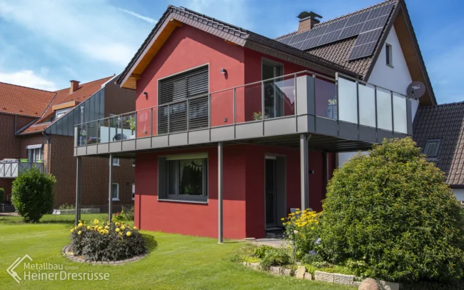 Vorstellbalkon aus Stahl feuerverzinkt und pulverbeschichtet mit Geländer aus Glas