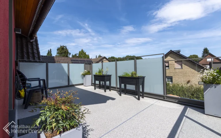 Balkon Innensansicht mit Glasgeländer und Boden aus Faserzementplatten