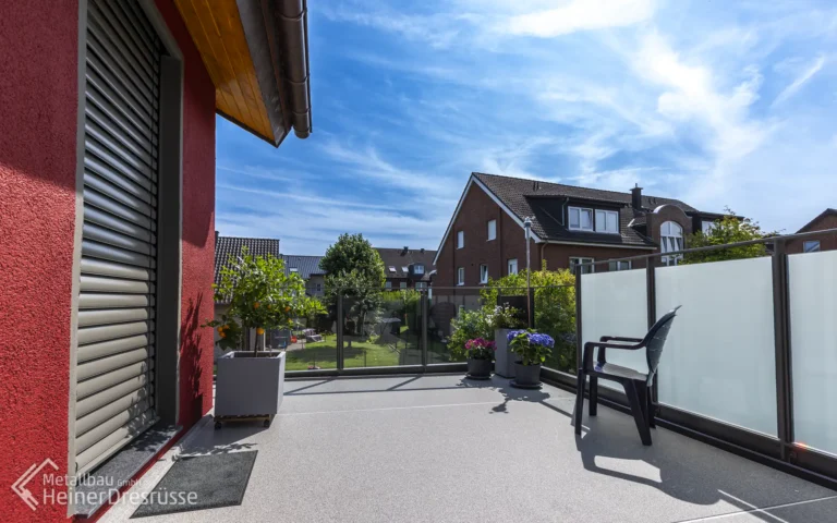 Balkon Innensansicht mit Glasgeländer und Boden aus Faserzementplatten