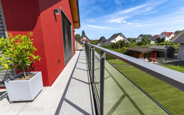 Balkon Innensansicht mit Glasgeländer und Boden aus Faserzementplatten