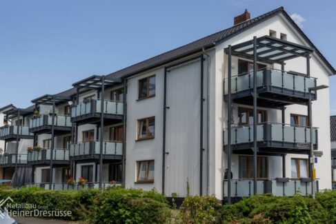 Vorstellbalkone an Mehrfamilienhaus