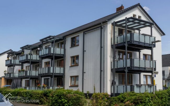 Vorstellbalkone an Mehrfamilienhaus