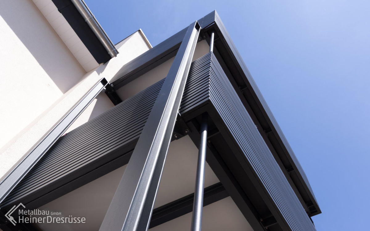 Vorstellbalkon mit wagerechten Lisenen aus Aluminium-Rechteckrohr, pulverbeschichtet nach RAL