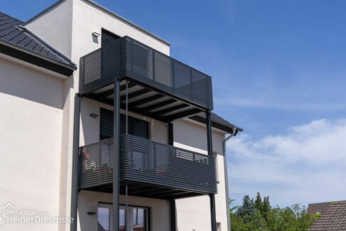 Vorstellbalkon mit wagerechten Lisenen aus Aluminium-Rechteckrohr, pulverbeschichtet nach RAL