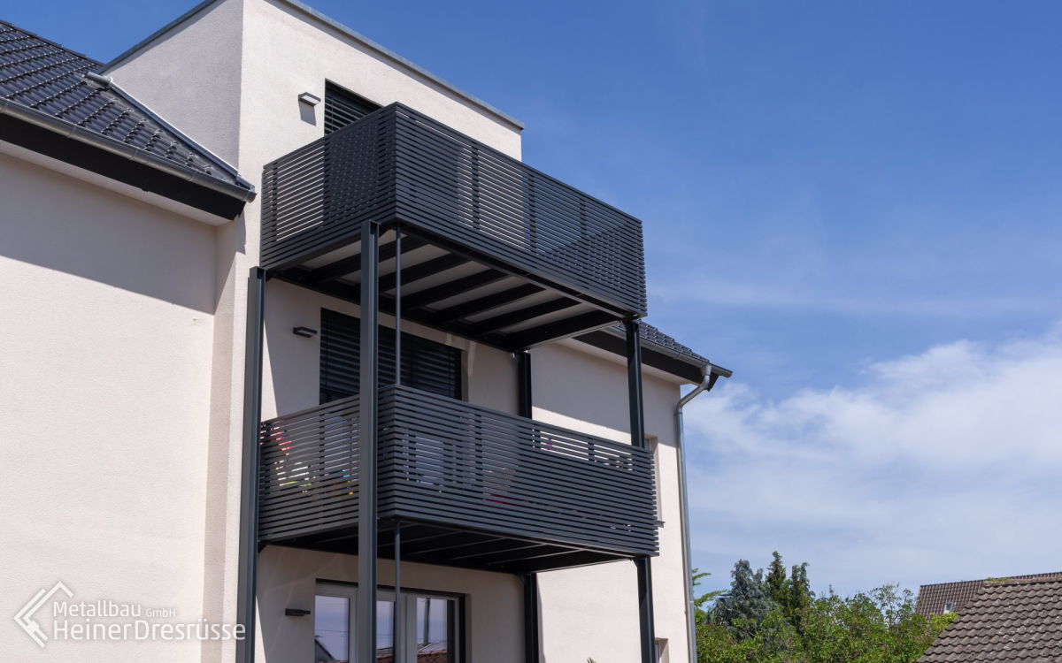 Vorstellbalkon mit wagerechten Lisenen aus Aluminium-Rechteckrohr, pulverbeschichtet nach RAL
