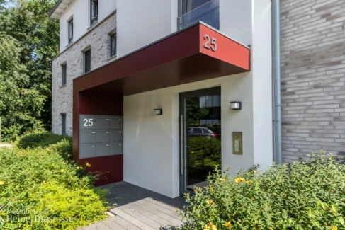 Haustürvordach: Stahlkonstruktion mit HPL Platten
