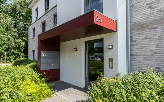 Haustürvordach: Stahlkonstruktion mit HPL Platten