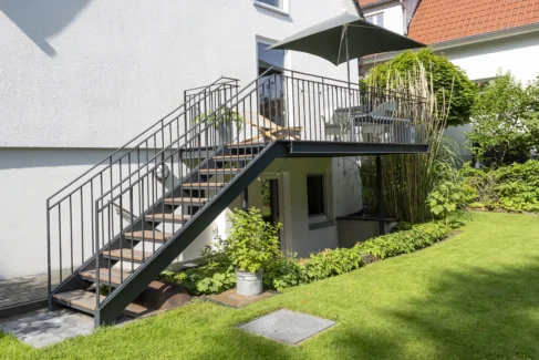 Vorstellbalkon mit Treppe in den Garten