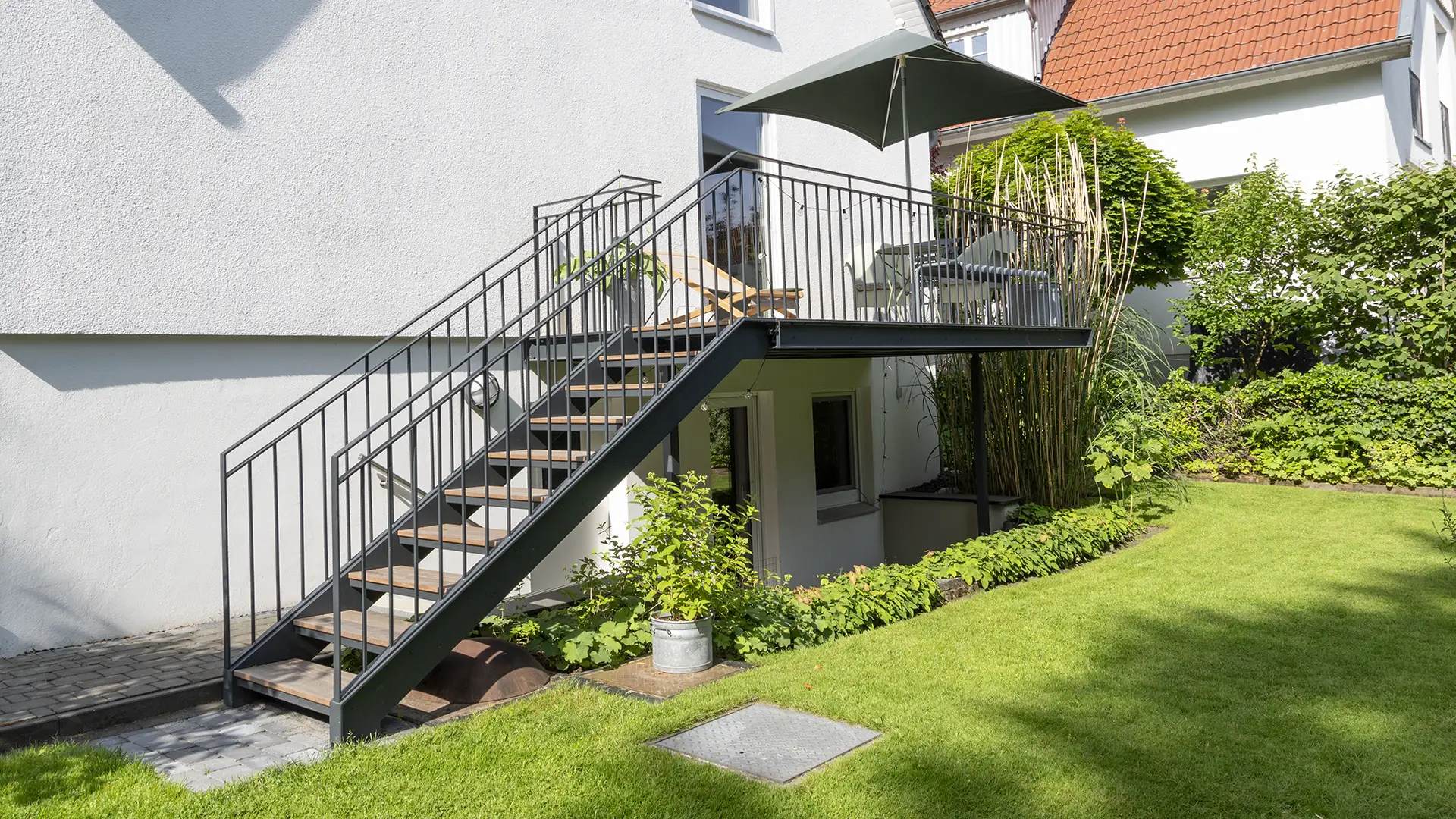 Vorstellbalkon mit Treppe in den Garten