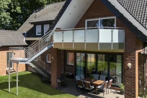 Balkon mit Treppe in den Garten