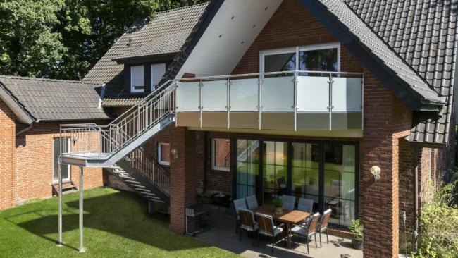 Balkon mit Treppe in den Garten