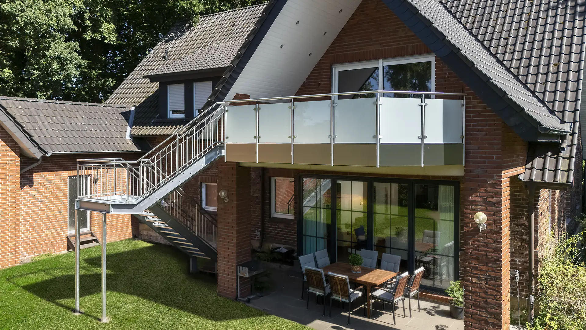 Balkon mit Treppe in den Garten