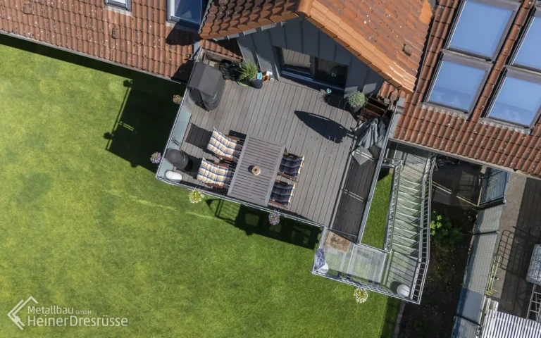 Vorstellbalkon mit Treppe in den Garten