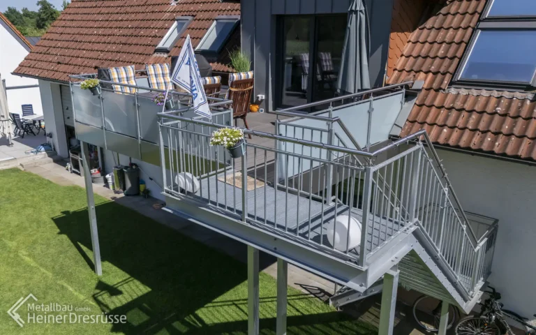 Treppe mit Edelstahlhandlauf und Treppenstufen aus feinmaschigen Gitterrosten