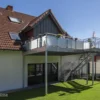 Vorstellbalkon mit Treppe in den Garten