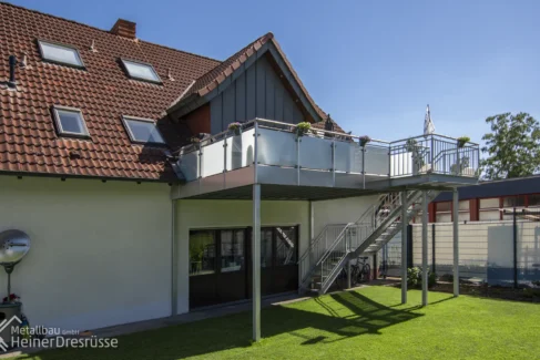 Vorstellbalkon mit Treppe in den Garten