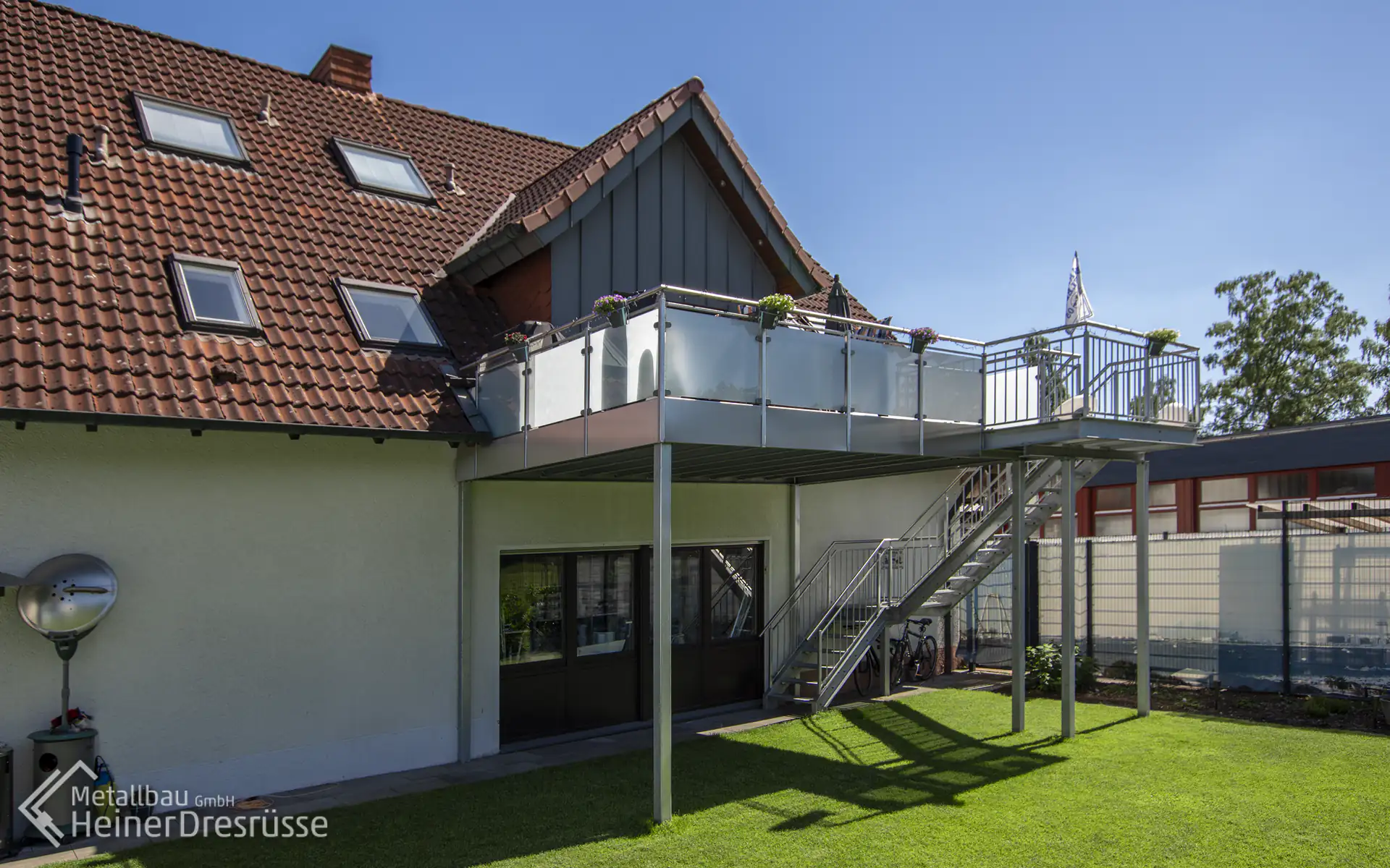 Vorstellbalkon mit Treppe in den Garten