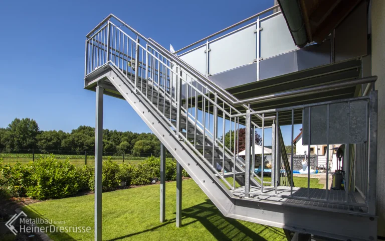 Treppe mit Edelstahlhandlauf und Treppenstufen aus feinmaschigen Gitterrosten