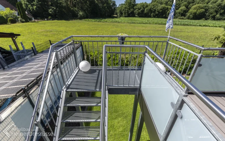 Treppe mit Edelstahlhandlauf und Treppenstufen aus feinmaschigen Gitterrosten