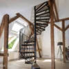 Spindeltreppe in Wohnraum
