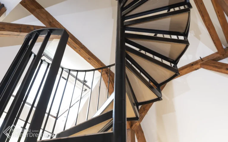 Spindeltreppe in Wohnraum