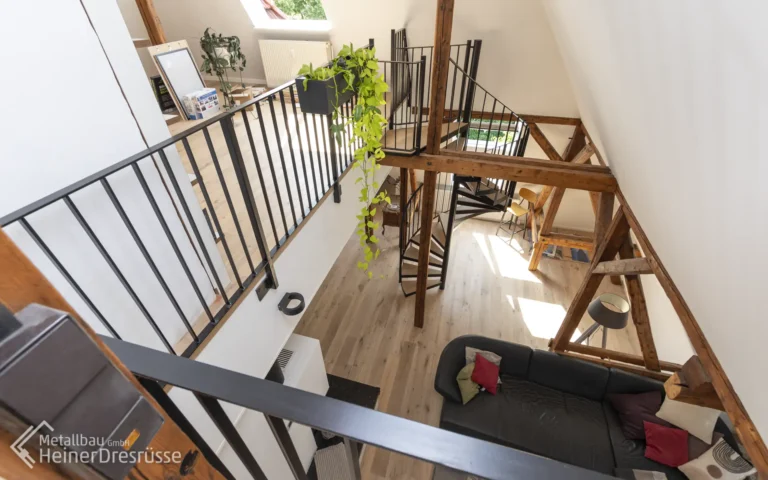 Geländer einer offenen Etage mit Blick auf die Spindeltreppe